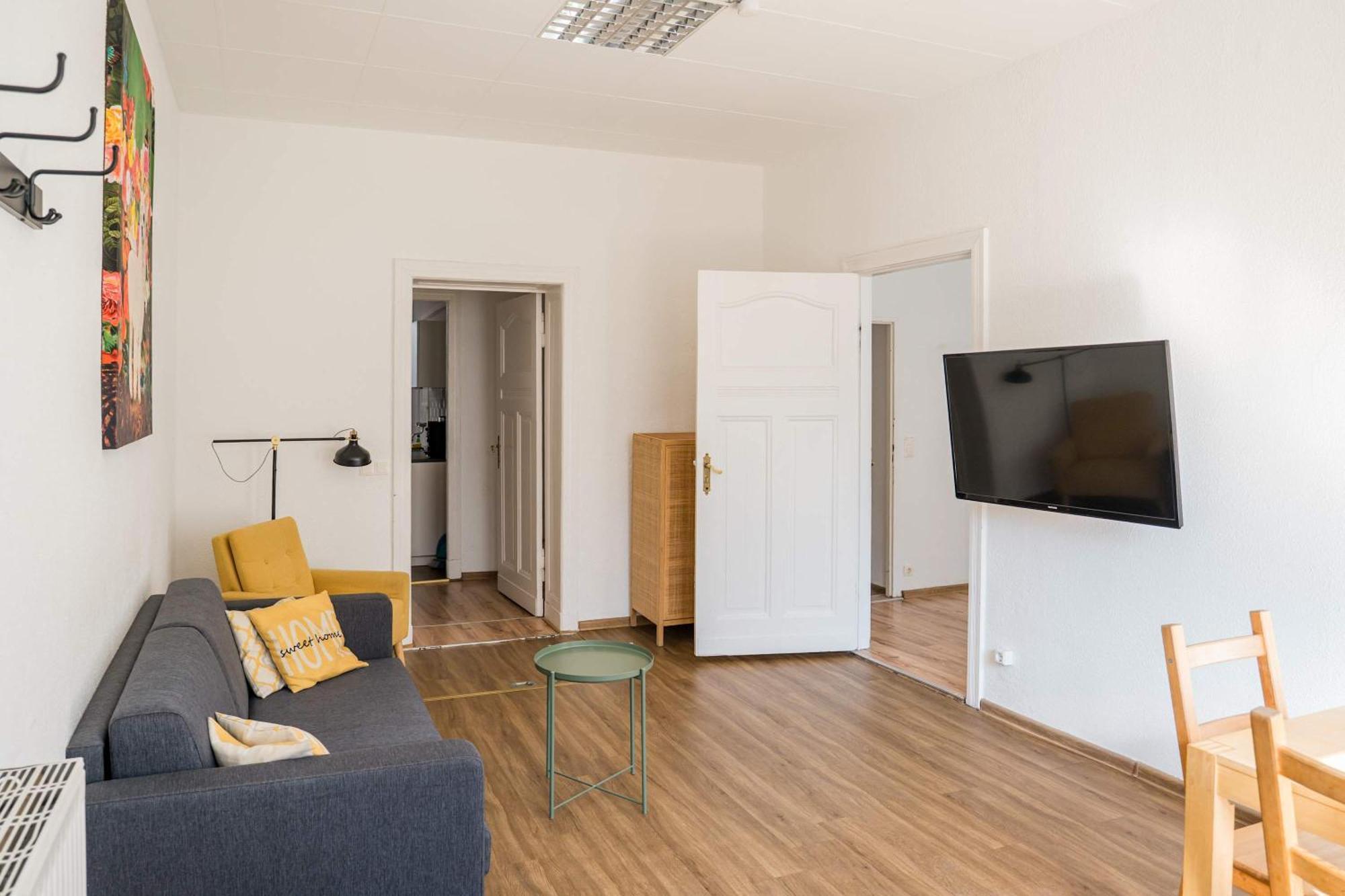 Stylish In Convinient Location Apartment *